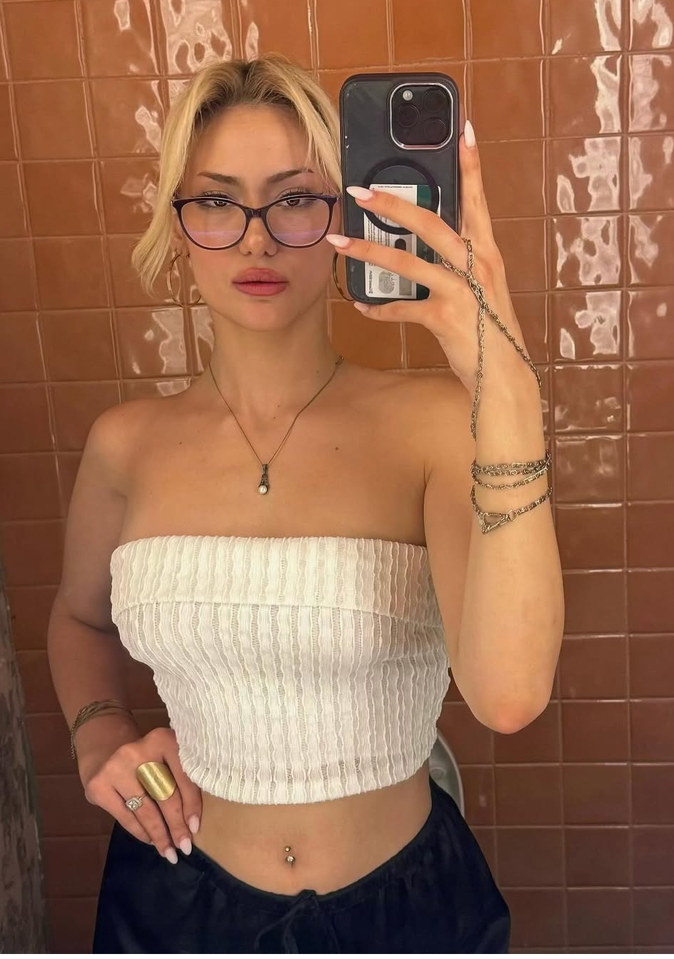 Karagedik Modern Bayan Escort Bayan Mina